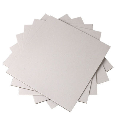 Grauer Pappe, Spannplatten, Papierblätter
