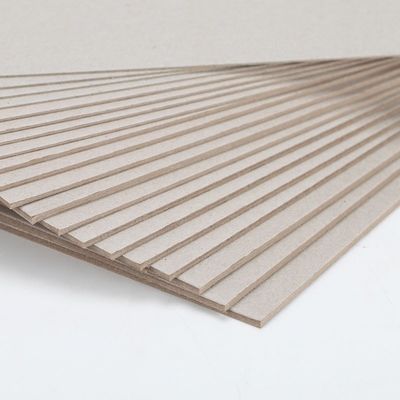 Einseitig beschichtete Dickkartonplatten aus recyceltem Zellstoff