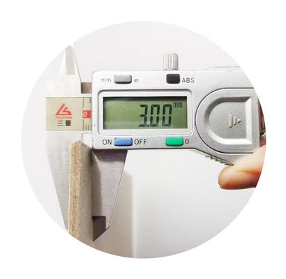 Einseitig beschichtete Dickkartonplatten aus recyceltem Zellstoff