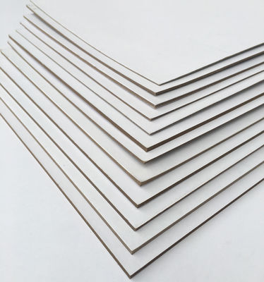 Auf einer Seite weiß mit grauer Rückseite: Duplexpapier von guter Qualität.
