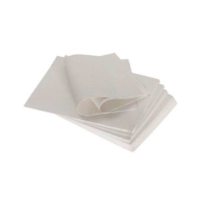 Weißes, recyceltes Zeitungspapier / Leeres Zeitungspapier zur Verpackung